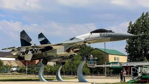 Памятник СУ 27 в Кизляре