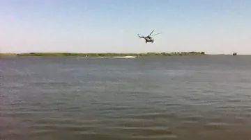Вертолёт гоняет байду. Байда не сдаётся!